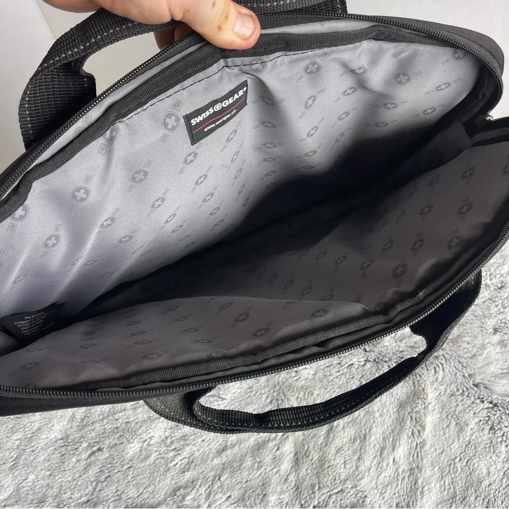 Swiss Gear Black Wenger Sherpa 17 inch Padded Laptop Messenger Bag Zipper